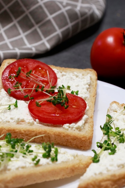 Sandwich végétalien aux tomates au fromage chis et aux micro-pousses Vegan Food