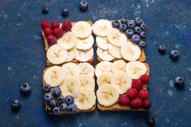 Sandwich végétarien au beurre d'arachide, à la banane, à la framboise et à la myrtille