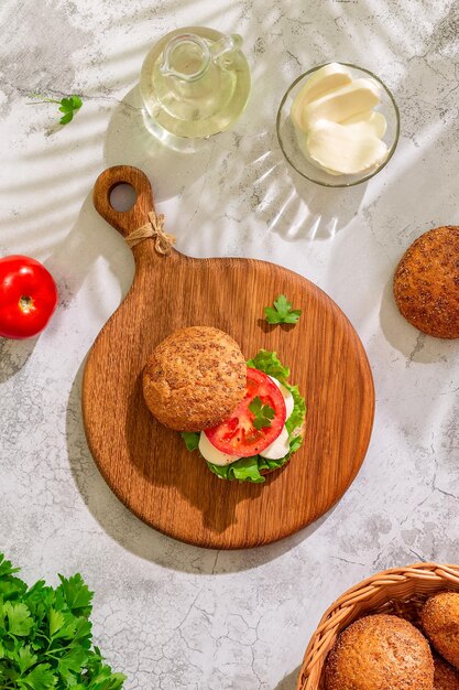 Sandwich végétarien au fromage et à la tomate. Concept de nourriture végétarienne saine, vue de dessus.