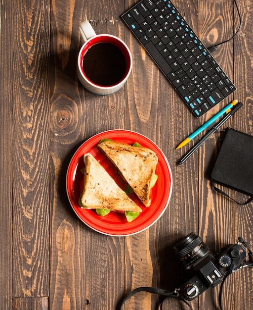 Sandwich Végétarien Aux Grains Entiers Avec Divers Ingrédients Pour Un Repas Sain