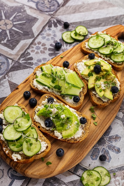 Sandwich végétarien aux micro-verts sur une planche de bois magnifique servant sur un fond clair