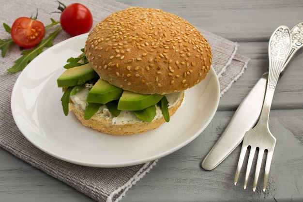 Sandwich végétarien à l'avocat et à la roquette sur la serviette grise