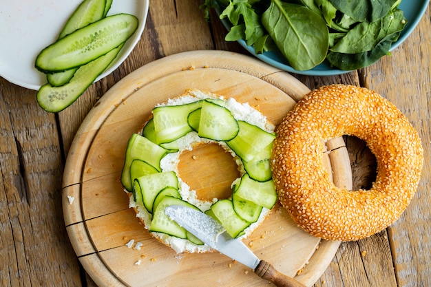 Sandwich végétarien. Bagel blanc au concombre