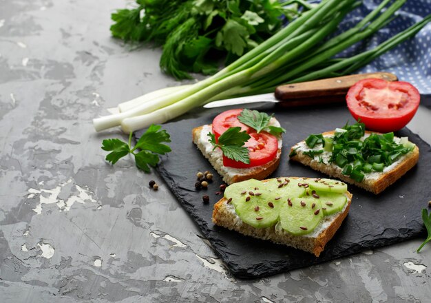 Sandwich végétarien sain avec des légumes