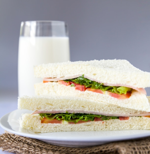 Sandwich et verre de lait.