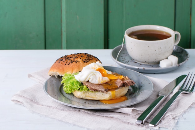 Sandwich à la viande et aux œufs