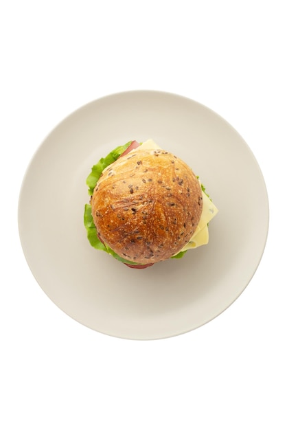 Sandwich à la viande fromage et légumes isolé sur fond blanc