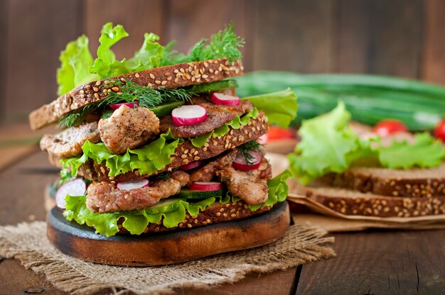 Sandwich avec viande, légumes et tranches de pain de seigle