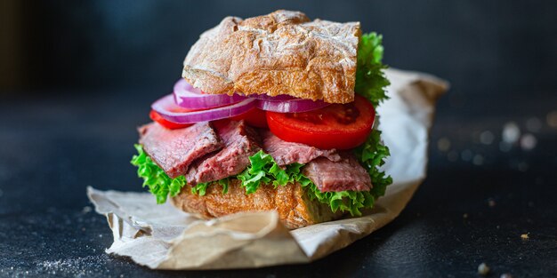 sandwich avec viande et légumes