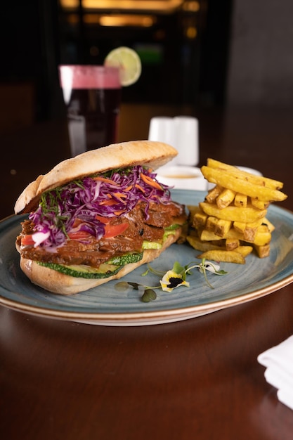 sandwich à la viande sur une table de restaurant