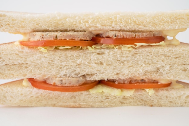 Sandwich à la viande avec tomate fraîche et chou