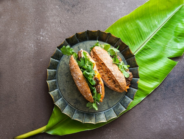 Sandwich vietnamien typique sur feuille de bananier