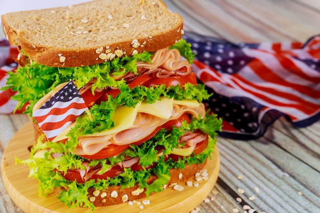 Sandwiche avec drapeau américain sur la surface pour la fête américaine