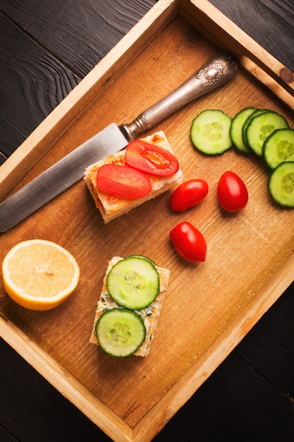 Sandwiches au beurre et légumes