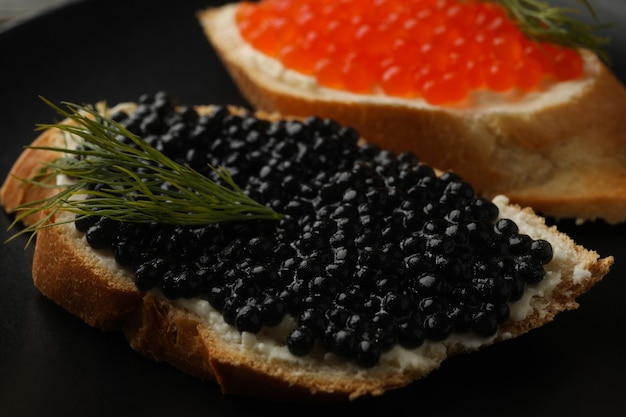 Sandwiches au caviar rouge et noir, gros plan