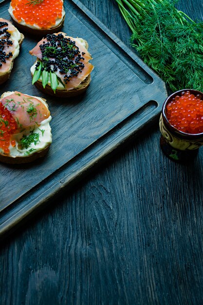 Sandwiches au caviar rouge et noir.