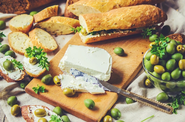 Sandwiches au fromage et aux olives. Mise au point sélective.