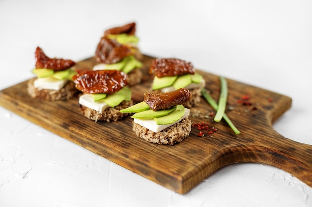 Sandwiches au fromage avocat et tomates séchées Concept pour la nourriture saine et les végétariens