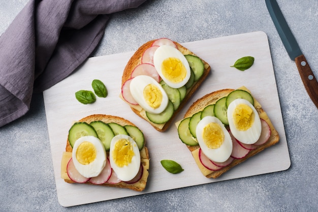 Sandwiches au fromage d&#39;oeuf, concombre frais et radis.