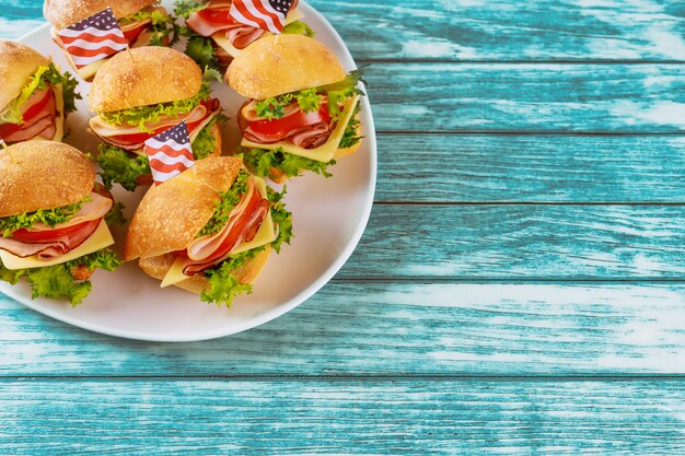 Sandwiches Au Jambon, Fromage Et Tomate Pour Table De Vacances Américaine