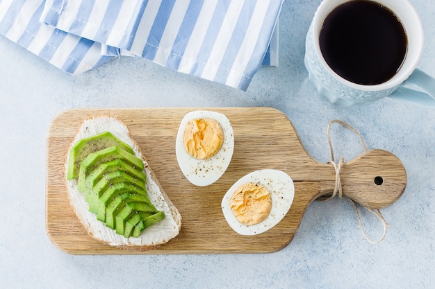 Sandwiches au pain de grains entiers avec avocat et œufs à la coque