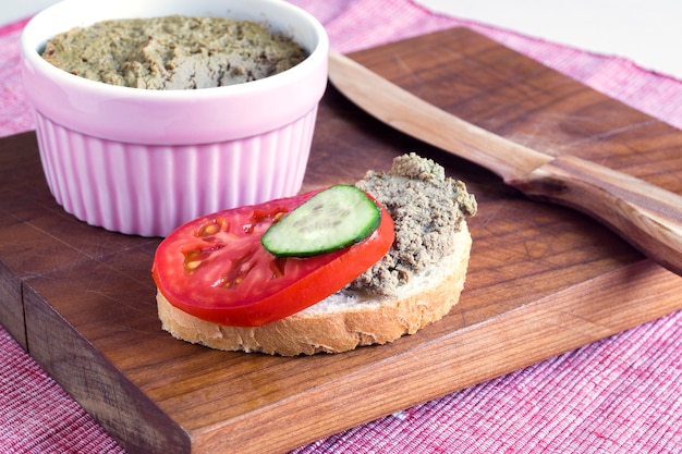 Sandwiches au pâté de foie et légumes frais.