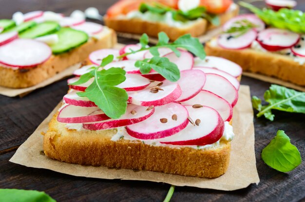 Sandwiches au radis, aux herbes et aux tomates