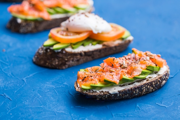 Sandwiches au saumon fumé et avocat