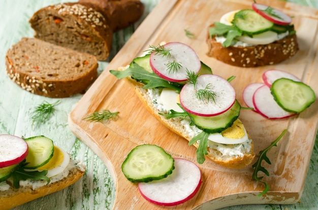 Sandwiches aux œufs, radis, concombre et roquette