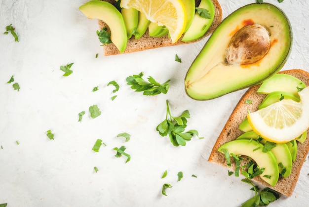 Sandwiches à l'avocat, au citron et aux légumes verts