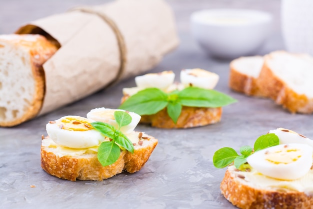 Sandwiches baguettes fraîches au beurre