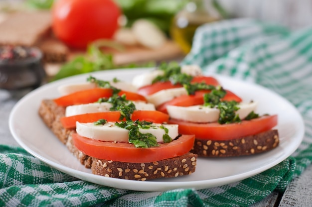 Sandwiches diététiques utiles avec mozzarella, tomates et pain de seigle