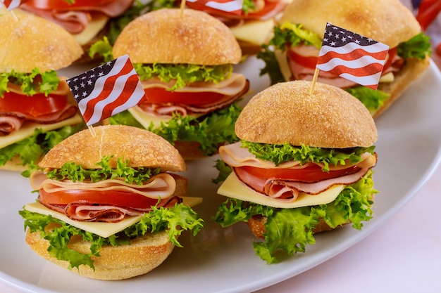 Sandwiches avec drapeau américain pour patriot party