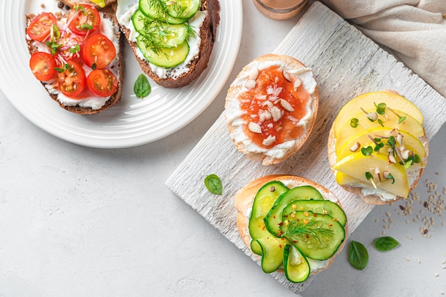 Sandwiches avec feta légumes et fruits sur fond gris vue de dessus copie espace