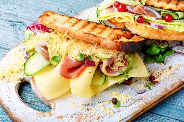 Sandwiches sur une planche à découper