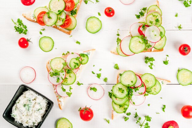 Sandwiches de printemps aux légumes frais