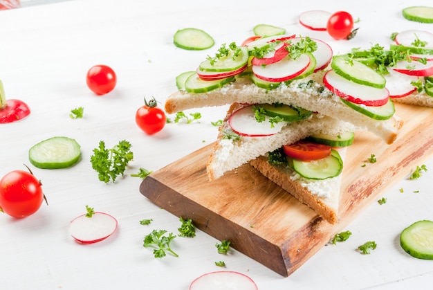 Sandwiches de printemps aux légumes frais