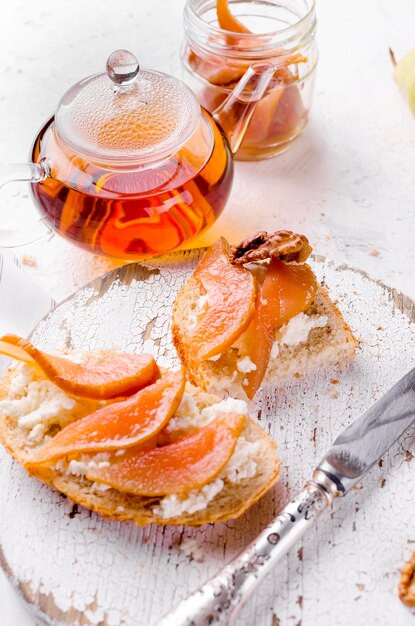 Sandwiches à la ricotta et à la confiture de poires