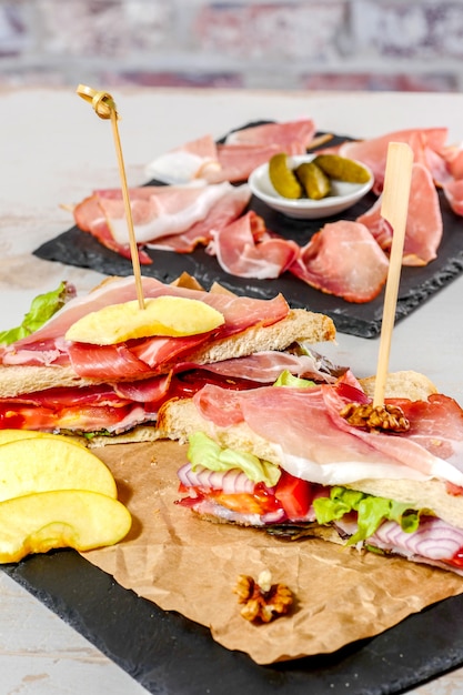 Sandwiches avec salade, tomates, jambon et oignons