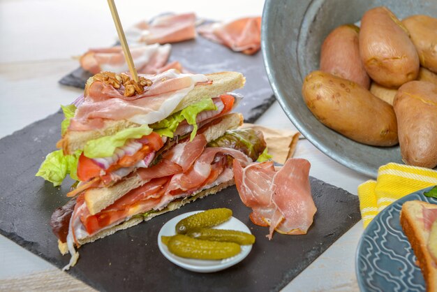 Sandwiches avec salade, tomates, jambon et oignons