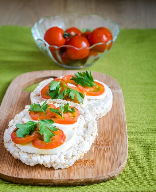 Sandwiches sans gluten avec mozzarella et tomates