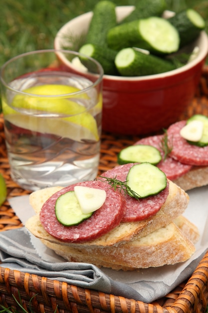 Sandwiches à la saucisse fumée et concombres salés faits maison dans le bol