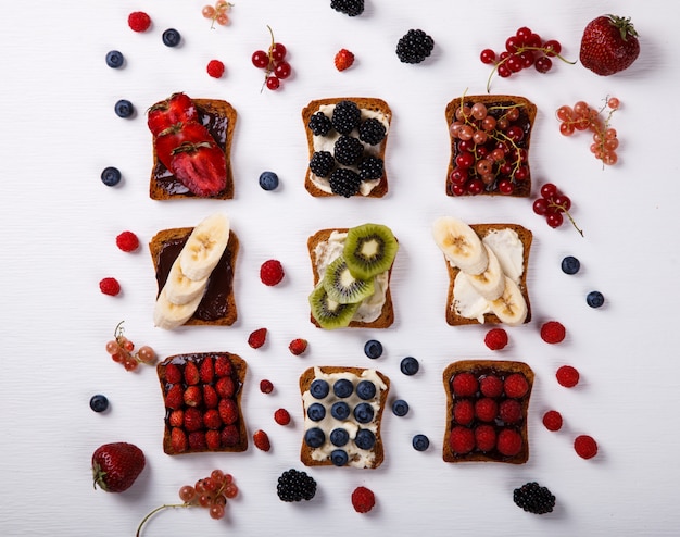 Sandwiches set sweet avec du fromage à la crème et des baies fraîches et des fruits