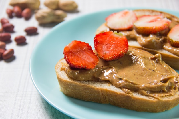 Sandwichs au beurre de cacahuète et aux fraises. Sandwich au beurre de cacahuète et gelée de fraises