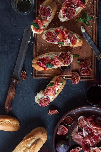 Sandwichs au fromage à la crème et au jambon, apéritifs espagnols en gros plan avec du vin