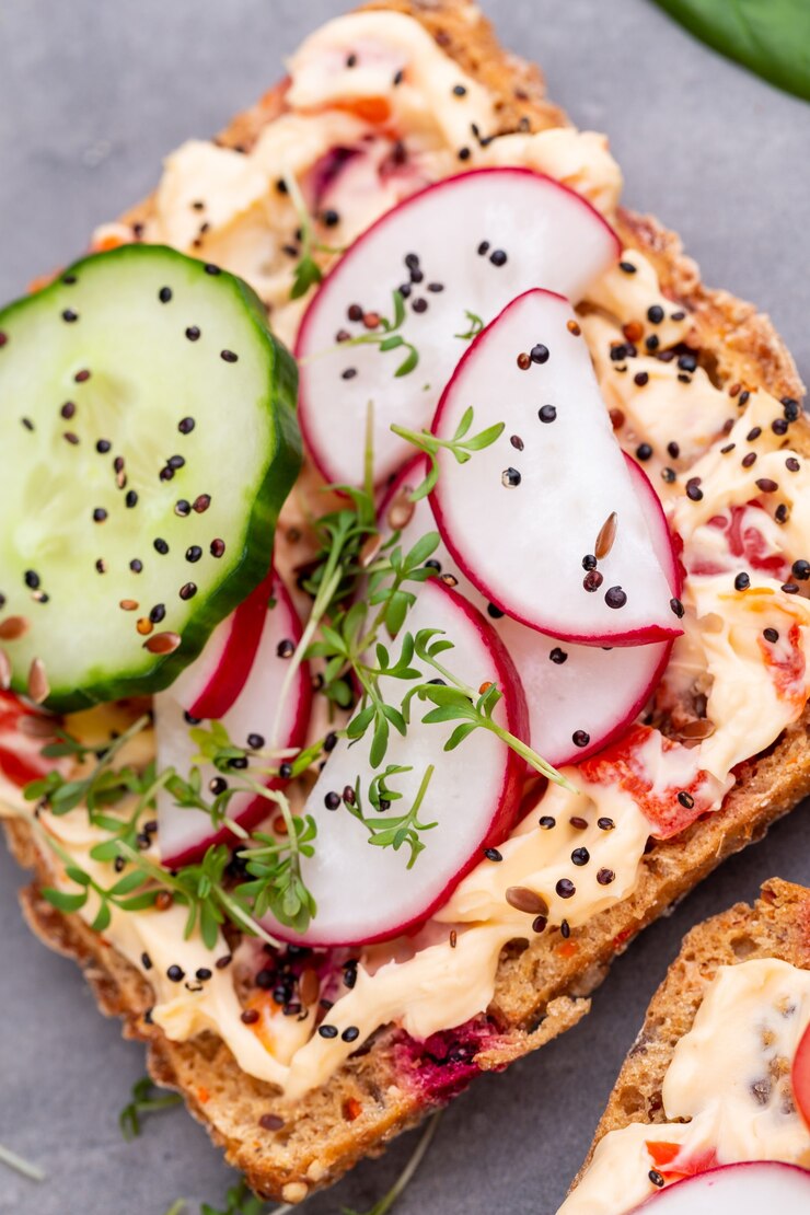 Sandwichs au fromage à la crème, légumes et salami.