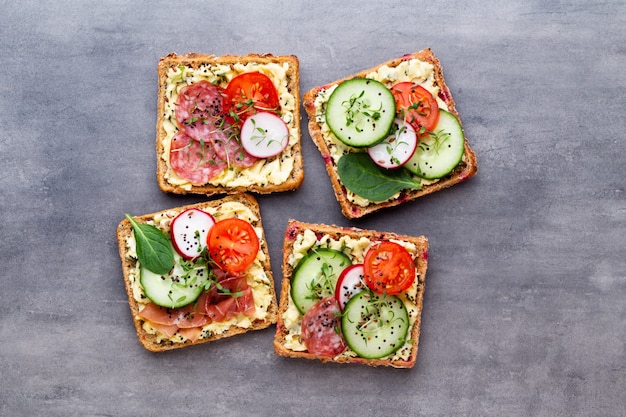 Sandwichs au fromage à la crème, légumes et salami