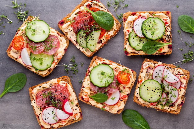 Sandwichs au fromage à la crème, légumes et salami