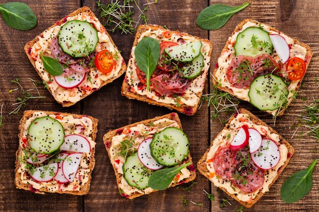 Sandwichs au fromage à la crème, légumes et salami.