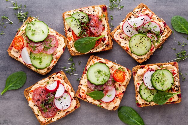 Sandwichs au fromage à la crème, légumes et salami